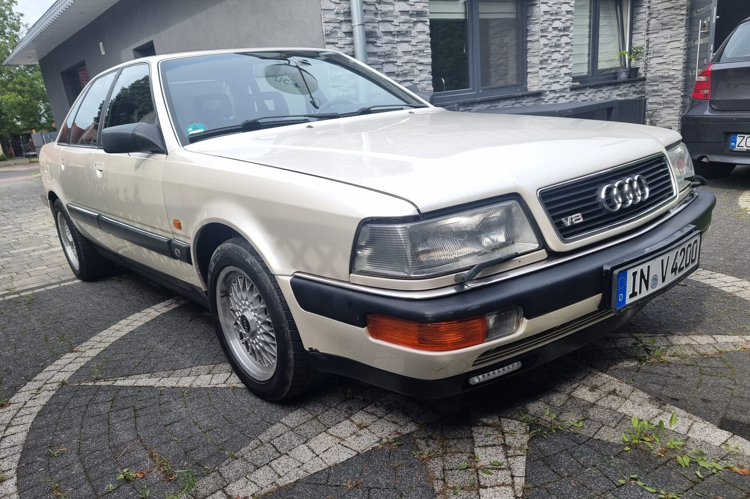 AUDI V8