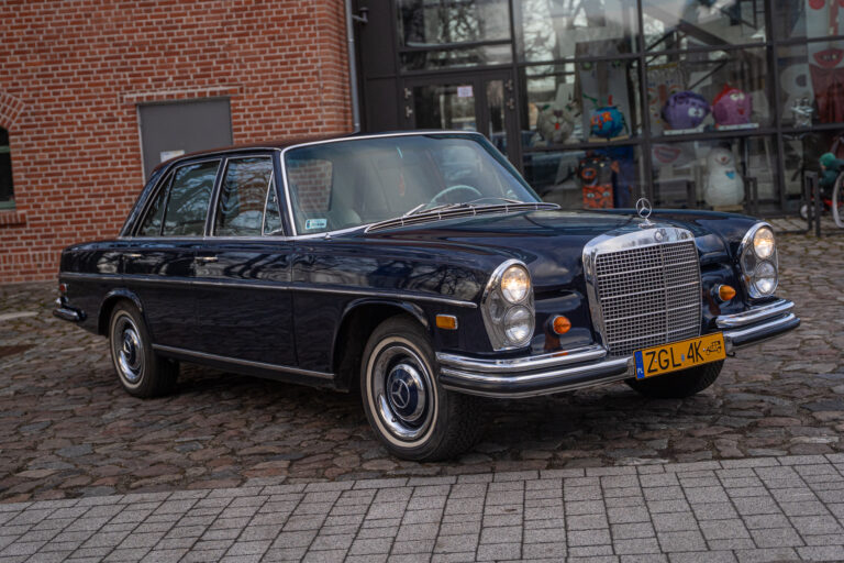 MERCEDES-BENZ W108 250S 1957
