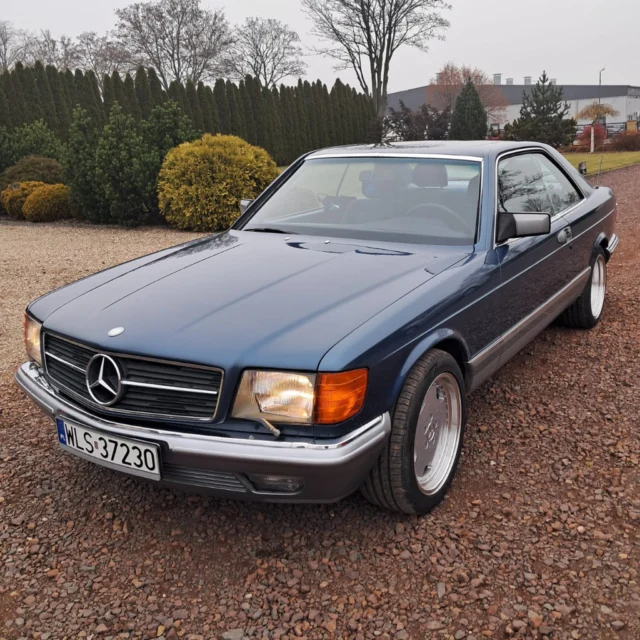 🚗 MERCEDES-BENZ C126 380 SEC 📣🗓️Rocznik: 1982
🔻Pojemność: 3839 cm3
🔻Rodzaj skrzyni: Automatyczna
🔻Moc: 204 KM📍Lokalizacja: ŁosiceMercedes-Benz 380 SEC z serii C126 to eleganckie coupé, które łączy spokojną sylwetkę z solidnym charakterem. Wnętrze oferuje klasyczną ergonomię i miękką linię deski, podkreśloną wysokiej jakości tapicerką. Auto prowadzi się stabilnie, a układ jezdny daje poczucie pełnej kontroli nawet przy wyższych prędkościach. V-ósemka pracuje równo i nadaje samochodowi naturalną lekkość w przyspieszaniu. To propozycja dla osób, które cenią ponadczasowy styl i spokojną, dobrze wyważoną dynamikę. 🚗Sprawdź więcej na ClassicBox! 🌟
