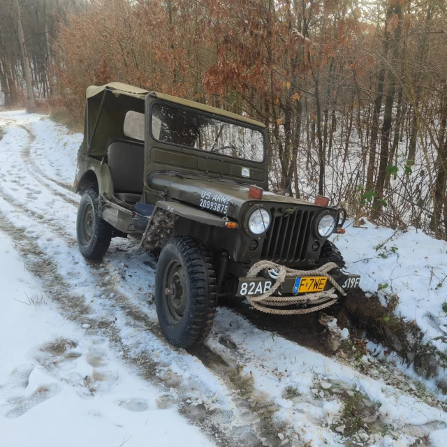 🚗 JEEP WILLYS M38 1950📣🗓️Rocznik: 1950
🔻Pojemność: 2200 cm3
🔻Rodzaj skrzyni: Manualna
🔻Moc: 60 KM📍Lokalizacja: BogdaniecJEEP Willys M38 to solidny wojskowy klasyk o prostym i wytrzymałym charakterze. Napęd na cztery koła oraz sztywne zawieszenie sprawiają, że radzi sobie w trudnym terenie bez problemu. Wnętrze jest minimalistyczne, ale funkcjonalne, zaprojektowane z myślą o trwałości. Samochód zachował wiele oryginalnych detali, co czyni go atrakcyjnym dla kolekcjonerów. To pojazd, który łączy historyczną wartość z praktycznym duchem terenówki. 🚗Sprawdź więcej na ClassicBox! 🌟