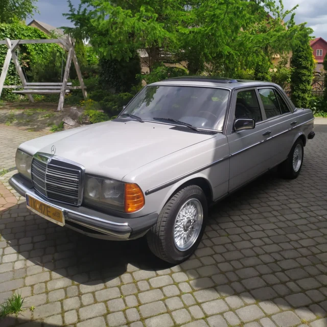 🚗 MERCEDES-BENZ W123 200 📣🗓️Rocznik: 1984
🔻Pojemność: 1988 cm3
🔻Rodzaj skrzyni: Automatyczna
🔻Moc: 108 KM📍Lokalizacja: BilczaMercedes-Benz W123 200 to klasyczny sedan o ponadczasowej sylwetce, ceniony za solidność i komfort jazdy. Samochód wyróżnia się trwałym, sześciocylindrowym silnikiem i precyzyjnym wykonaniem wnętrza, które przetrwało próbę czasu. Jego zawieszenie zapewnia stabilność i płynność prowadzenia nawet na dłuższych trasach. Wnętrze zachowało elegancki, funkcjonalny układ, typowy dla serii W123. Ten model pozostaje symbolem niezawodności i ponadczasowej motoryzacyjnej klasyki. 🚗Sprawdź więcej na ClassicBox! 🌟