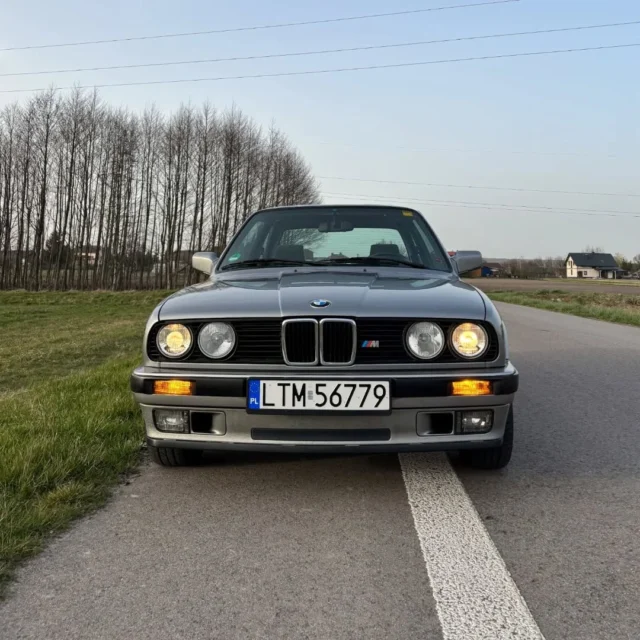 🚗 BMW E30 318i 📣🗓️Rocznik: 1989
🔻Pojemność: 1796 cm3
🔻Rodzaj skrzyni: Automatyczna
🔻Moc: 115 KM📍Lokalizacja: Tomaszów LubelskiBMW 318i z serii E30 to kompaktowe auto o klasycznych proporcjach i ponadczasowej sylwetce. Napęd na tylną oś oraz precyzyjne prowadzenie sprawiają, że jazda nim jest przyjemnością zarówno w mieście, jak i na krętych trasach. Wnętrze oferuje ergonomiczny układ kokpitu z wyraźnie podkreślonymi funkcjami dla kierowcy. Silnik benzynowy 1.8 gwarantuje płynną pracę i umiarkowane zużycie paliwa. Auto zachowało wiele oryginalnych elementów, co docenią miłośnicy klasycznych BMW. 🚗Sprawdź więcej na ClassicBox! 🌟