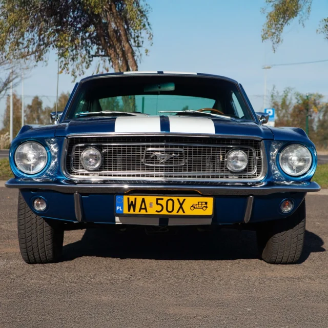 🚗 FORD MUSTANG FASTBACK 390 GT (S-CODE) 📣🗓️Rocznik: 1968
🔻Pojemność: 6384 cm3
🔻Rodzaj skrzyni: Automatyczna
🔻Moc: 443 KM📍Lokalizacja: WarszawaFord Mustang Fastback 390 GT (S-Code) to wyjątkowa konfiguracja łącząca efektowne nadwozie fastback z fabrycznym, wysoko cenionym silnikiem V8 o pojemności 390 cu in. Oznaczenie S-Code potwierdza najmocniejszą jednostkę dostępną w seryjnej ofercie tego wariantu, co bezpośrednio przekłada się na osiągi i charakter auta. Pakiet GT obejmuje elementy techniczne i wizualne podkreślające sportowe przeznaczenie modelu. To propozycja dla osób szukających klasycznego Mustanga w jednej z najbardziej pożądanych specyfikacji rynkowych. Samochód stanowi atrakcyjną bazę zarówno do kolekcji, jak i do świadomego użytkowania.🚗Sprawdź więcej na ClassicBox! 🌟