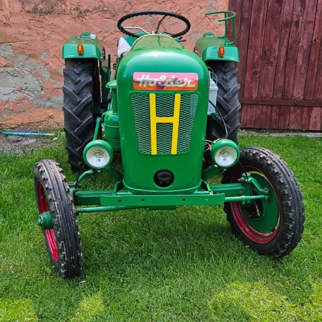 🚗 HOLDER B10 📣🗓️Rocznik: 1956
🔻Pojemność: 499 cm3
🔻Rodzaj skrzyni: Manualna
🔻Moc: 13 KM📍Lokalizacja: SzropyHolder B10 to klasyczny, kompaktowy ciągnik rolniczy niemieckiej produkcji, zaprojektowany z myślą o prostych pracach gospodarskich. Model ten wyróżnia się niewielkimi gabarytami, co ułatwia manewrowanie w ciasnych zabudowaniach i na małych działkach. Konstrukcja oparta na mechanicznej prostocie sprzyja łatwej obsłudze i trwałości w codziennym użytkowaniu. B10 był kierowany głównie do mniejszych gospodarstw oraz zastosowań pomocniczych, gdzie liczyła się funkcjonalność, a nie rozbudowane wyposażenie. Dziś jest interesującym przykładem wczesnej myśli technicznej marki Holder i atrakcyjną pozycją dla miłośników klasycznych maszyn użytkowych. 🚗Sprawdź więcej na ClassicBox! 🌟