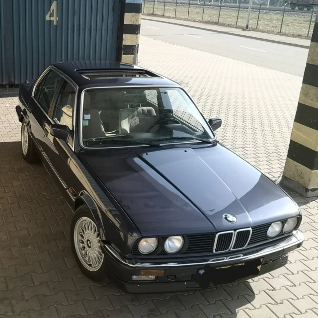 🚗 BMW E30 325i 📣🗓️Rocznik: 1987
🔻Pojemność: 2494 cm3
🔻Rodzaj skrzyni: Manualna
🔻Moc: 171 KM📍Lokalizacja: ChwaszczynoBMW 325i E30 w nadwoziu sedan to jedna z najmocniejszych odmian sześciocylindrowych w tej generacji serii 3. Pod maską pracuje rzędowy silnik o pojemności 2,5 litra z rodziny M20, ceniony za elastyczność i charakterystyczne, gładkie rozwijanie mocy. Model wyróżnia się klasycznym układem napędu na tylną oś oraz zwartą, proporcjonalną sylwetką typową dla E30. Wersja 325i była w swoim czasie topową odmianą w gamie standardowych wariantów, ustępując jedynie sportowej M3. Dziś egzemplarze z tym silnikiem należą do najbardziej poszukiwanych konfiguracji tej generacji. 🚗Sprawdź więcej na ClassicBox! 🌟