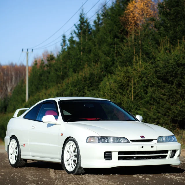 🚗 HONDA INTEGRA TYPE-R DC2 📣🗓️Rocznik: 2000
🔻Pojemność: 1797 cm3
🔻Rodzaj skrzyni: Manualna
🔻Moc: 190 KM📍Lokalizacja: OlsztynHonda Integra Type-R DC2 to sportowe coupe, które łączy precyzyjne prowadzenie z dynamicznym charakterem. Napęd na przednie koła w połączeniu z lekką konstrukcją sprawia, że samochód prowadzi się wyjątkowo zwinnie i przewidywalnie. Wersja Type-R wyróżnia się sztywniejszym zawieszeniem, agresywnymi detalami nadwozia i charakterystycznym czerwonym logo na kierownicy. Wnętrze pozostaje funkcjonalne, z ergonomicznie zaprojektowanymi fotelami kubełkowymi, podkreślając sportowy charakter auta. To model, który zdobył status kultowego wśród entuzjastów japońskich hot hatchy, zachowując wysoką wartość kolekcjonerską.🚗Sprawdź więcej na ClassicBox! 🌟