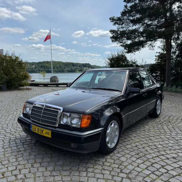 🚗 MERCEDES-BENZ W124 500E📣🗓️Rocznik: 1993
🔻Pojemność: 4973 cm3
🔻Rodzaj skrzyni: Automatyczna
🔻Moc: 326 KM📍Lokalizacja: GdyniaMercedes-Benz 500E to topowa, fabrycznie wzmocniona wersja serii W124, opracowana przy współpracy z Porsche. Pod maską pracuje wolnossące V8 o pojemności 5.0 litra, które zapewnia osiągi na poziomie ówczesnych aut sportowych przy zachowaniu komfortu limuzyny. Model wyróżnia się poszerzonym nadwoziem, zmodyfikowanym zawieszeniem i dyskretnym, ale wyraźnie bardziej agresywnym wyglądem. Produkcja była ograniczona, a proces montażu częściowo realizowano ręcznie, co dziś przekłada się na jego kolekcjonerski charakter. To samochód łączący solidność klasycznej konstrukcji z osiągami, które wciąż robią wrażenie. 🚗Sprawdź więcej na ClassicBox! 🌟