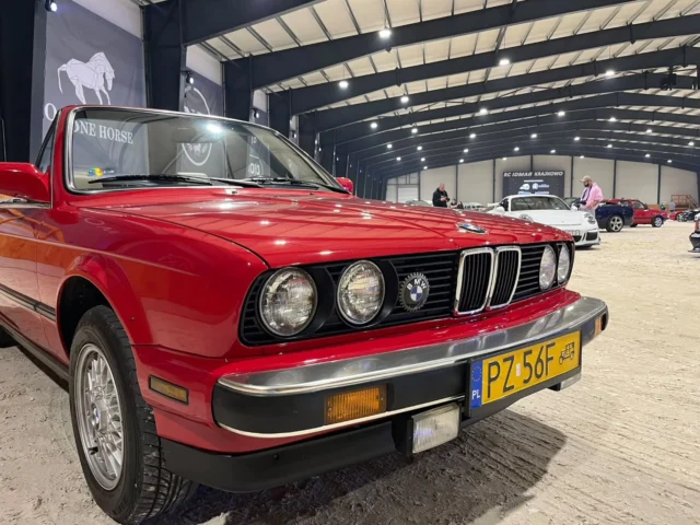 Auta użytkowników na Retro Motor Show! 🤩Zaczynamy odkrywać karty.Ponad 20 aut na naszym stoisku już od piątku na Międzynarodowych Targach Poznańskich a to pierwsza część 😎www.classicbox.pl