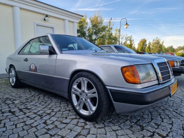 Mercedes-Benz C124 3.0 1992 👌Kolejny wóz z naszego portalu, który pojawi się na Retro Motor Show 2026 w obniżonej, targowej cenie!Pełen opis i ofertę znajdziesz na www.classicbox.pl18-20.09
Poznań 🚩
Miedzynarodowe Targi PoznańskieZ kim się widzimy?